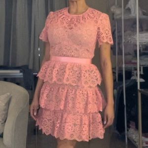 🎀 self-portrait
Pink Guipure Lace Sleeve Tiered Cocktail Dress